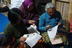 Mahasiswa Ajak Ibu-Ibu Desa Belajar Membatik di Sanggar