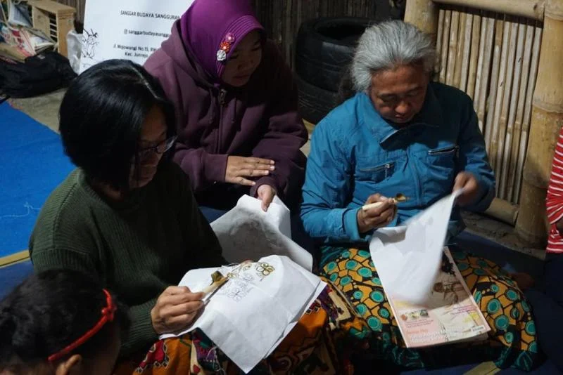 Mahasiswa Ajak Ibu-Ibu Desa Belajar Membatik di Sanggar