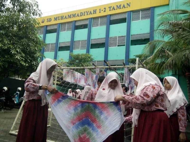 Asyik Juga Belajar Batik Celup seperti Ini