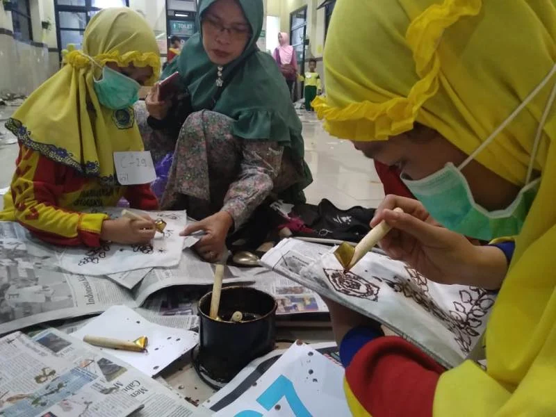 Saking Asyiknya Membatik, Tangan Anak Ini Terciprat Cairan Lilin