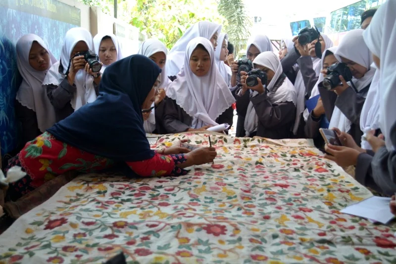 Menghargai Karya Bangsa, Siswa Kunjungan ke Usaha Batik