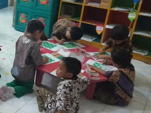 Mewarnai Batik, Begini Cara Sekolah Ini Kenalkan Seni Budaya