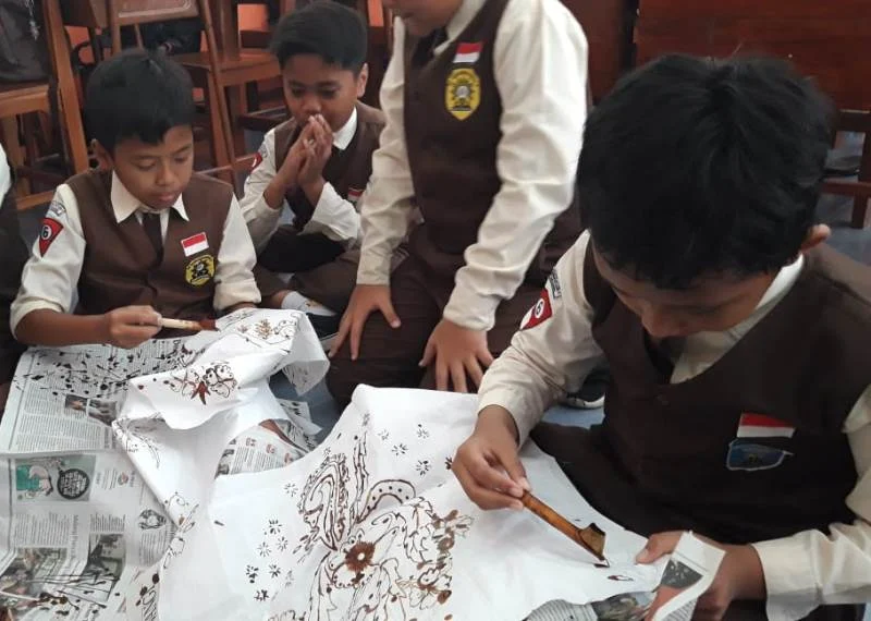 Program Life Skills, Murid Diajari Mencuci, Menjahit, dan Membatik