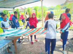 Melukis Batik Kontemporer, Pakai Teknik Cipratan Warna