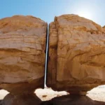 Batu Naslah dan Unta, Dibelah Alam