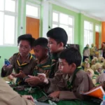 Mengenal Batuan Lapisan Bumi, Pelajaran dari Guru Tamu SD Mica