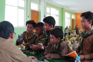 Mengenal Batuan Lapisan Bumi, Pelajaran dari Guru Tamu SD Mica