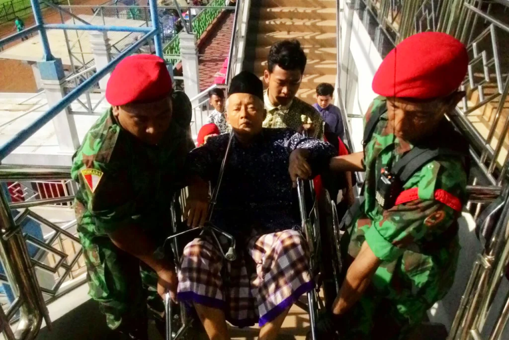 Luar Biasa, Sesepuh Berkursi Roda Ini Tetap Semangat Hadiri Milad