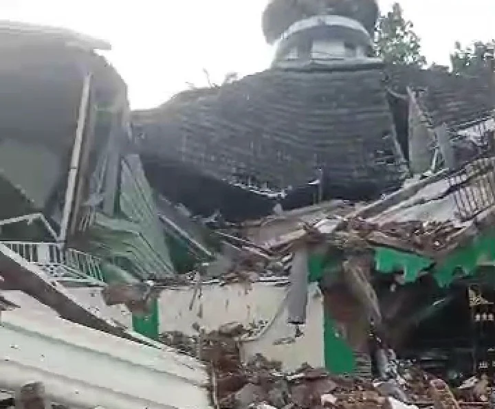 Kerusakan di Bawean Jatim akibat Gempa 6.5 SR, Warga Tarawih di Alun-Alun