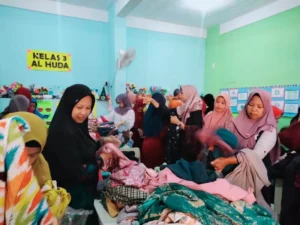 Bazar Baju SD Muri Diserbu Warga