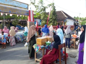 Idul Adha di Pakis Pelampang, Lelaki Potong Hewan, Perempuan Gelar Bazar
