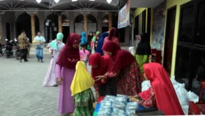 Muhammadiyah-Aisyiyah Pakal Surabaya Kompak “Operasi Pasar” Sembako di Masjid-Masjid Binaan