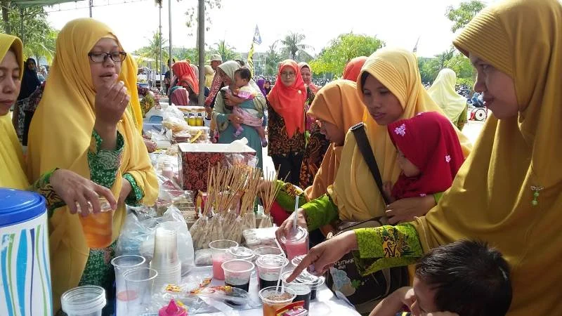 Cari Oleh-Oleh, Peserta Berkerumun di Bazar Tabligh Akbar