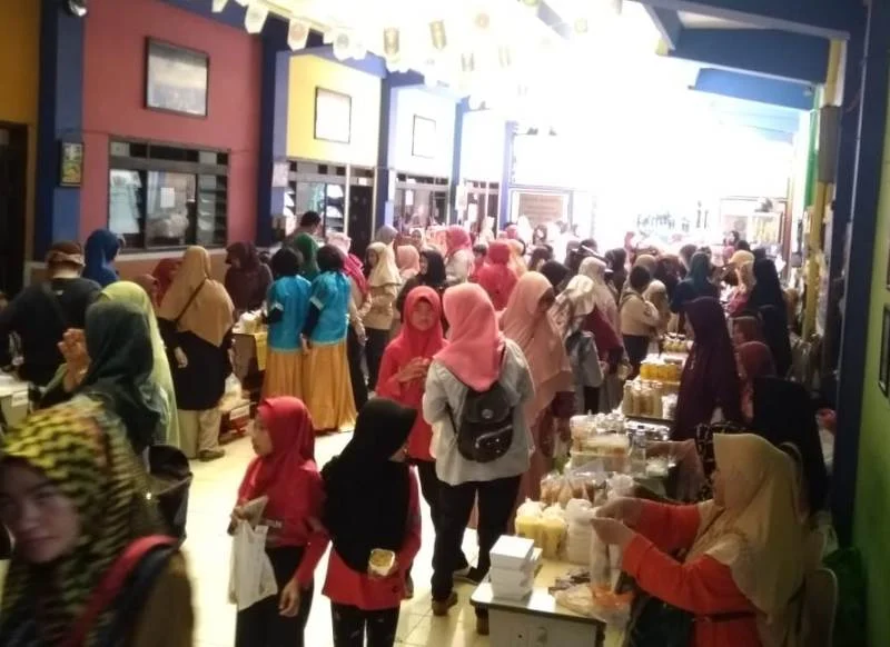 Usai Pawai, Bazar Sekolah Langsung Diserbu Pembeli