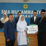 SMA MUHI Serahkan Beasiswa Pendidikan Sebesar 489 Juta untuk Peserta Didik Baru