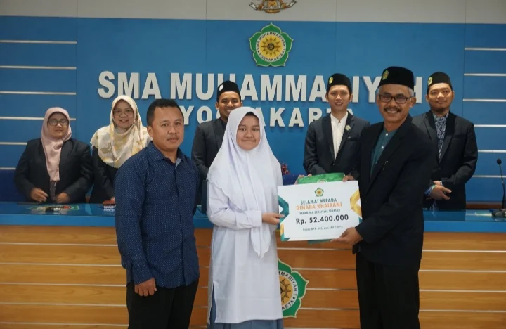 SMA MUHI Serahkan Beasiswa Pendidikan Sebesar 489 Juta untuk Peserta Didik Baru