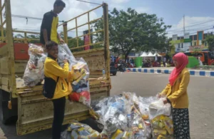 “Sampah yang Akan Kami Jual untuk Panti, Diambil Pemulung …”, Suka Duka Gerakan Sapu Bersih Sampah di Milad Bangkalan  