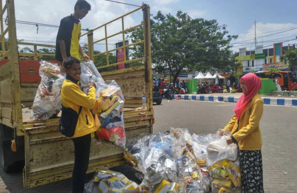“Sampah yang Akan Kami Jual untuk Panti, Diambil Pemulung …”, Suka Duka Gerakan Sapu Bersih Sampah di Milad Bangkalan  