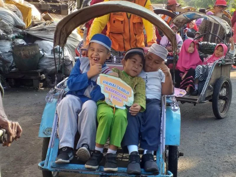 Sambut Ramadhan dengan Pawai Becak Keliling Kota