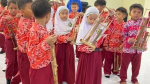 Bermain Angklung Semarakkan Acara Kelas Ini
