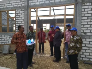Meski Terhalang Pohon Roboh Akhirnya Bendahara PP Sampai Juga ke Sekolah Ini