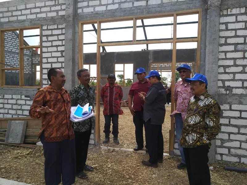 Meski Terhalang Pohon Roboh Akhirnya Bendahara PP Sampai Juga ke Sekolah Ini