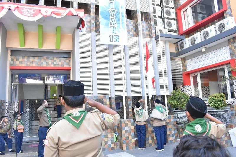 Sekolah Pasang Bendera Setengah Tiang untuk BJ Habibie