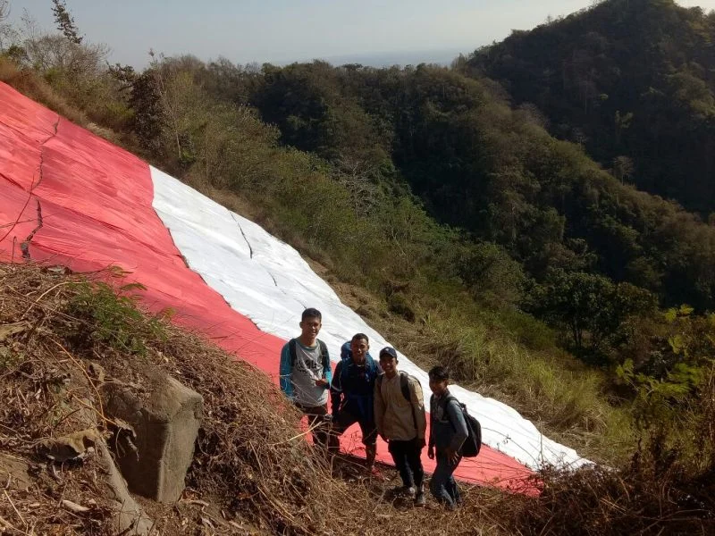Dikirab 3.000 Pemuda ke Puncak Gunung Klotok, Kini Terbentanglah Bendera Raksasa Merah Putih