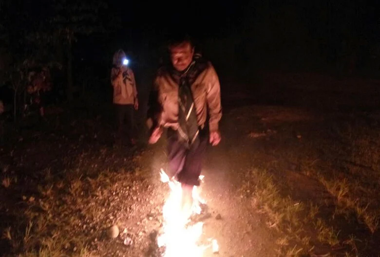 Di Muhammadiyah Ternyata Ada Juga Atraksi Berjalan di Atas Api