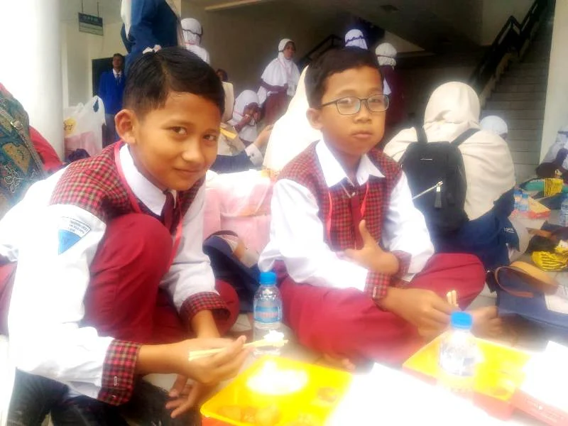 Makan Siang Pakai Sumpit, Siswa Ini Berlatih Sabar