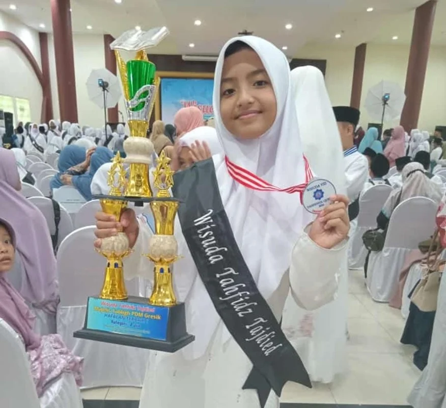 Bercita-cita Jadi Hafidhah, Siswa Berlian School Ini  Wisudawati Terbaik 