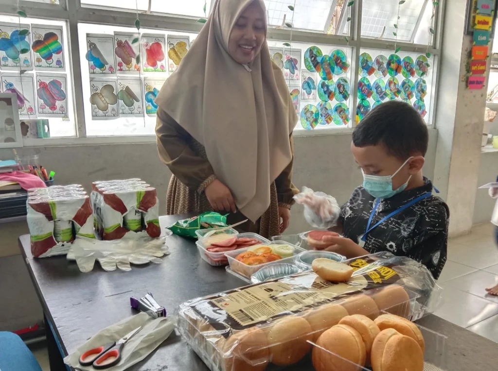 Preschool Berlian School, Serunya Siswa Diajari Bikin Burger