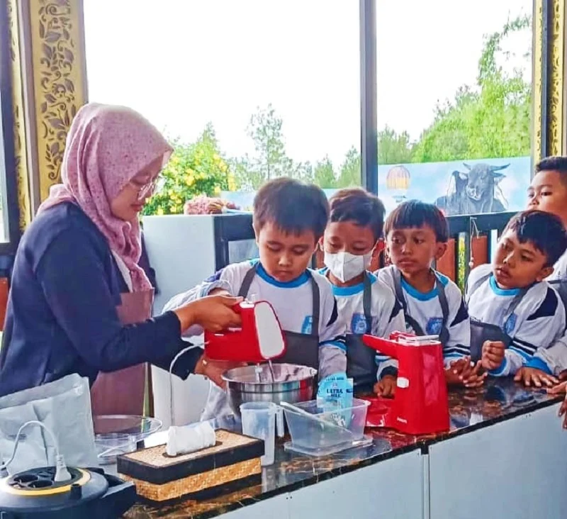 Siswa Berlian School Bikin Es Krim di BBIB Singosari