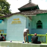 Jelang Idul Fitri, Pemuda Bersih-Bersih Masjid