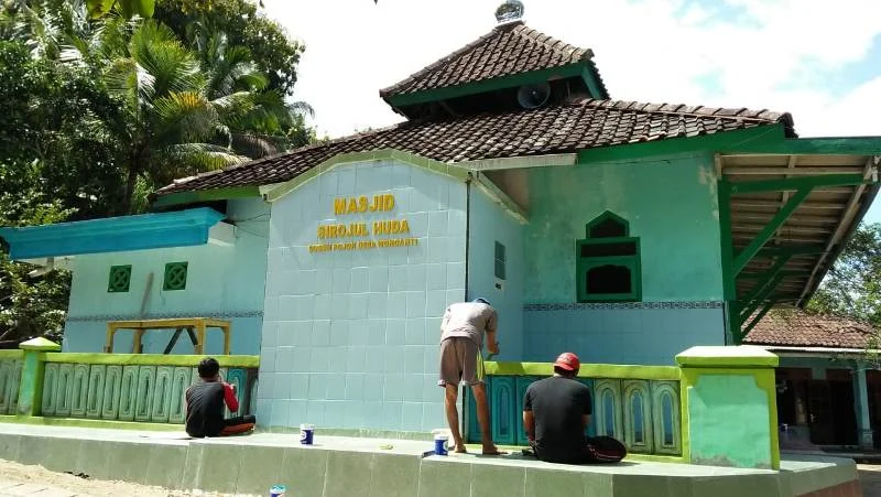 Jelang Idul Fitri, Pemuda Bersih-Bersih Masjid