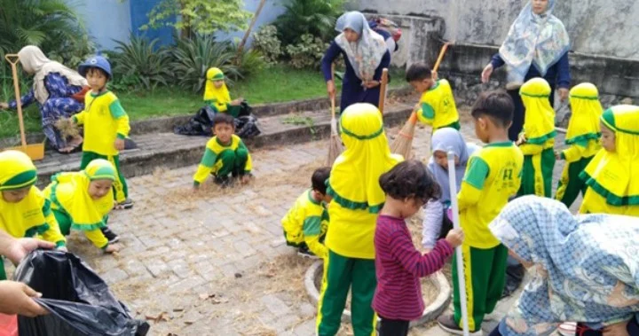 Bersih Lingkungan Berhadiah di KB-TK Aisyiyah 41 Menganti
