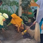 Pilah Sampah Organik dan Anorganik di Bersih Lingkungan TK Aisyiyah 15 Doudo