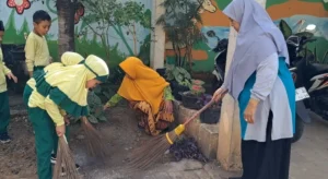Pilah Sampah Organik dan Anorganik di Bersih Lingkungan TK Aisyiyah 15 Doudo
