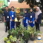 Siswa Smamita Bagi-Bagi Tanaman, Begini Komentar Kepala SDN Ini