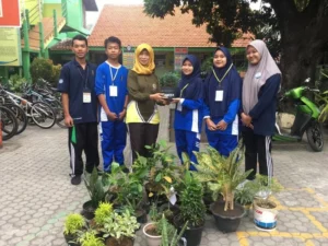 Siswa Smamita Bagi-Bagi Tanaman, Begini Komentar Kepala SDN Ini