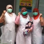 Berpakaian Kebaya dan Jarik, Para Bidan dengan Gesit Membantu Persalinan