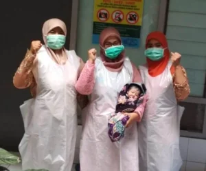 Berpakaian Kebaya dan Jarik, Para Bidan dengan Gesit Membantu Persalinan