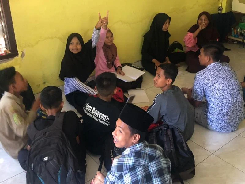 Mahasiswa KKN Buka Bimbel di Bawean, Begini Tanggapan Siswa