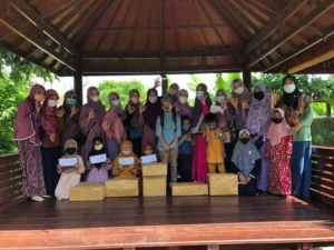 Ikwam SD Almadany Beri Bingkisan Siswa Terdampak Pandemi