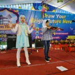 Gesekan Biola Siswa Itu Memukau Pengunjung Saat Membawakan Lagu Never Enough