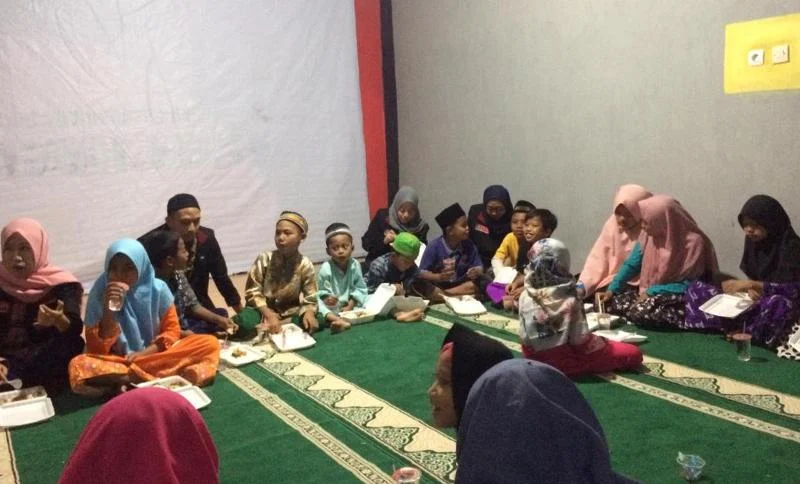 Asyiknya Nonton Film dan Makan Bersama Anak Panti Ini