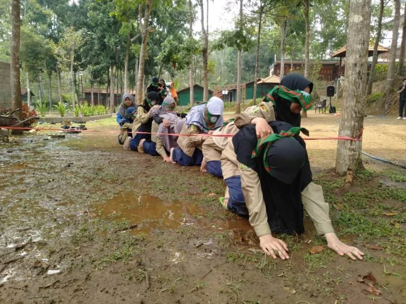 Serunya Bermain Blind Train, Sampai Merayap di Tanah Berlumpur