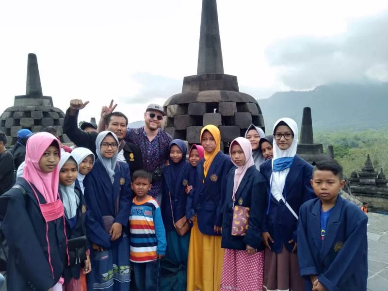 Di Puncak Stupa Borobudur Mereka Praktik Bicara Bahasa Inggris