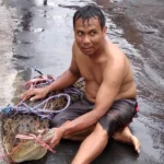 Hujan Deras, Warga Kauman Pare Tangkap Buaya yang Muncul di Sungai