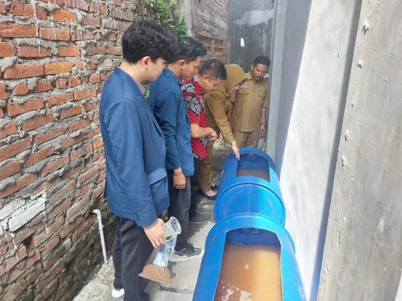 Budidaya Ikan Lele dalam Tong Dikenalkan Mahasiswa UMG